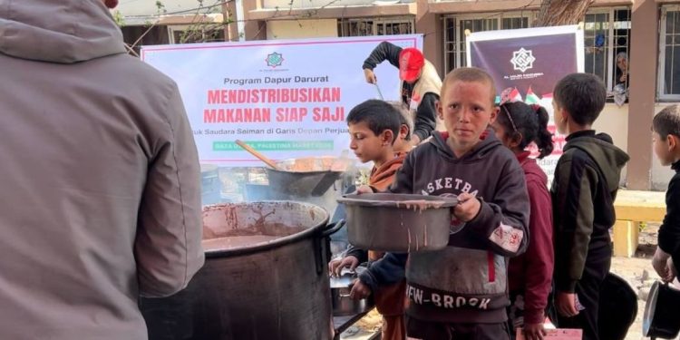 Cahaya Harapan di Tengah Kepungan: Distribusi Makanan Siap Saji untuk Pengungsi Gaza