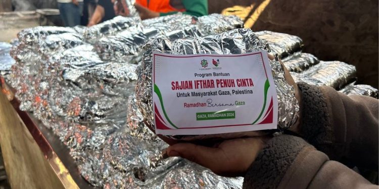 Bantuan Sajian Buka Puasa Membawa Senyum di Wajah Warga Gaza Selatan