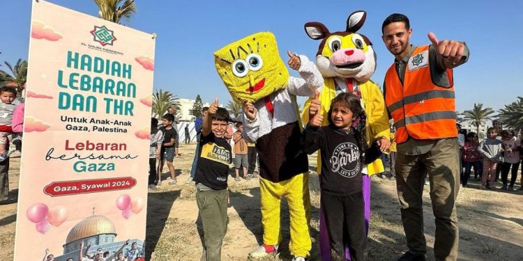 Kebahagiaan Idul Fitri Terpancar di Gaza! Yayasan Al-Majdi Indonesia Bagikan Mainan untuk Anak-Anak Pengungsi